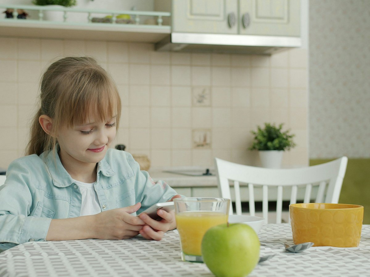 Kid using social media