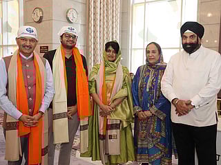 Dr. Deepak Mittal visits Guru Nanak Darbar Dubai