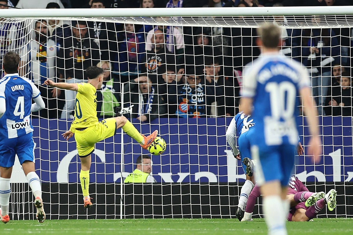 Villarreal's Spanish forward #20 Alberto Moleiro scores his team's second goal during the Spanish league football match between RCD Espanyol and Villarreal CF at RCDE Stadium in Cornella de Llobregat on November 8, 2025.
