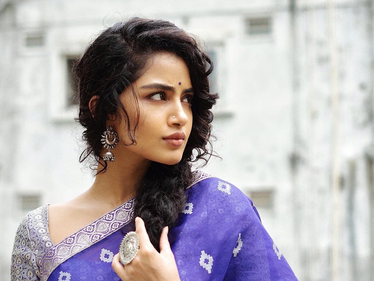 Actress Anupama Parameswaran targets fake account