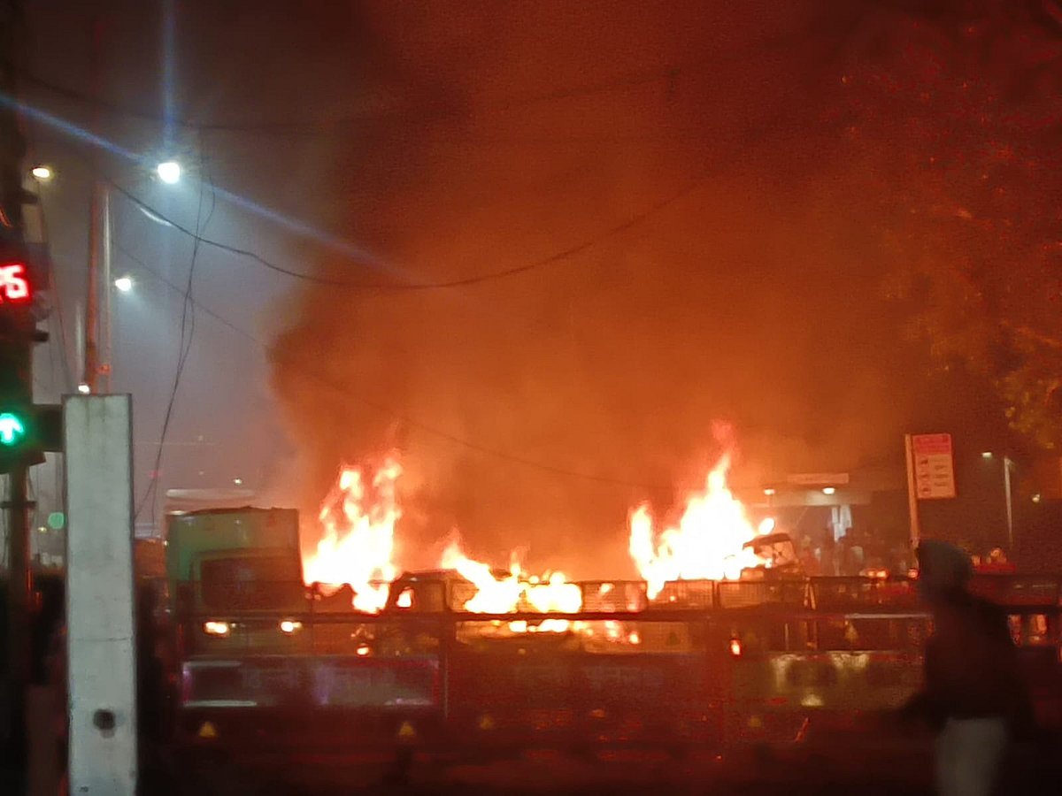 Blast in a car reported near Red Fort, Delhi.