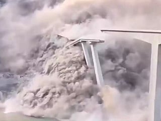 Bridge collapse in Sichuan after a sudden water burst