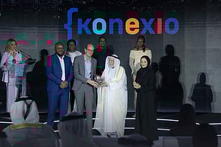 Sheikh Sultan awarding Konexio Africa as the winner of the ninth edition of the Sharjah International Award for Refugee Advocacy and Support (SIARA)