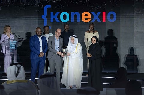 Sheikh Sultan awarding Konexio Africa as the winner of the ninth edition of the Sharjah International Award for Refugee Advocacy and Support (SIARA)