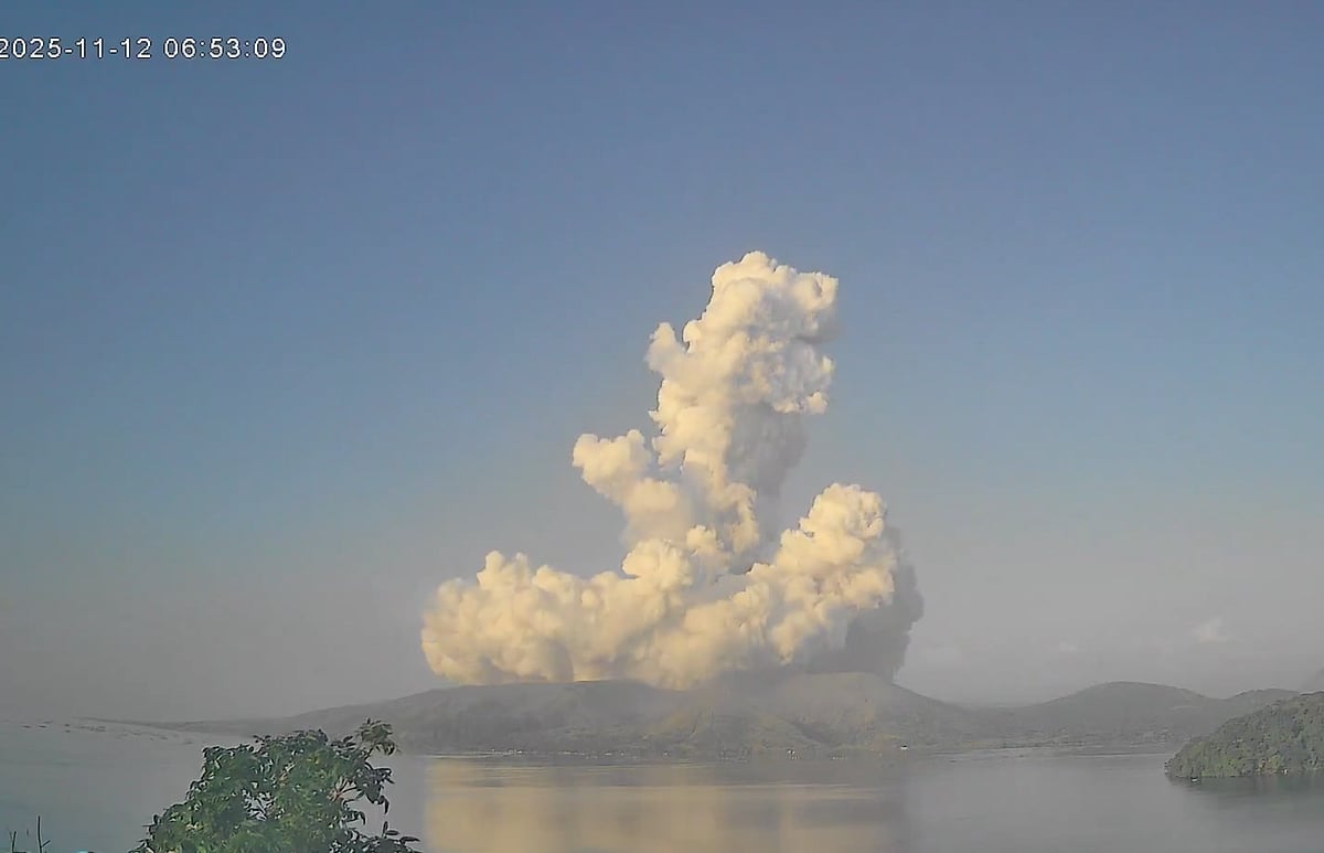 The eruption produced greyish plumes reaching 2,800m.