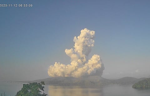 The eruption produced greyish plumes reaching 2,800m.

