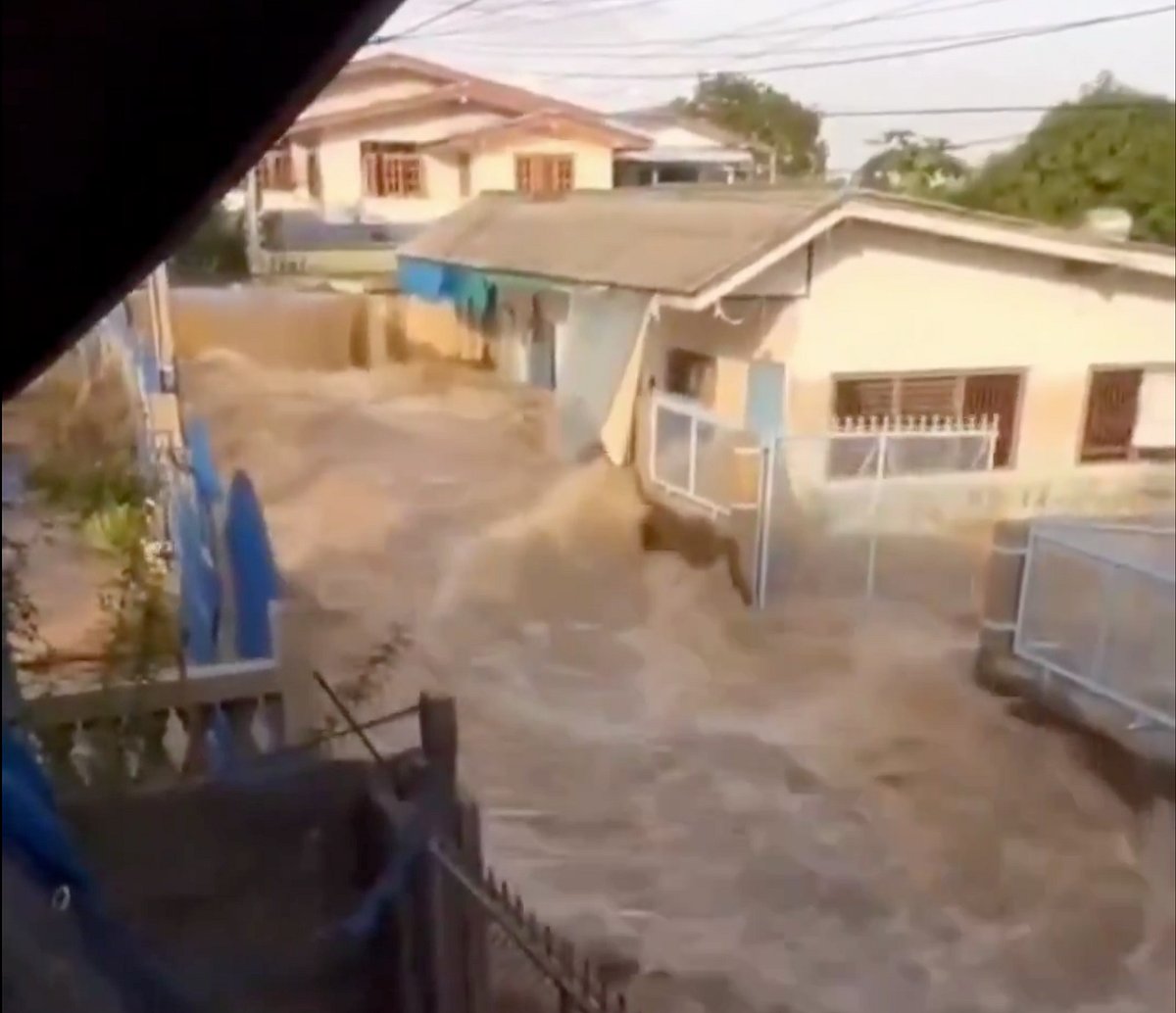 Thailand’s central region faced severe flooding after a flood barrier collapse in In Buri District, Sing Buri Province, as heavy monsoon rains continue to swell rivers and reservoirs across the country.