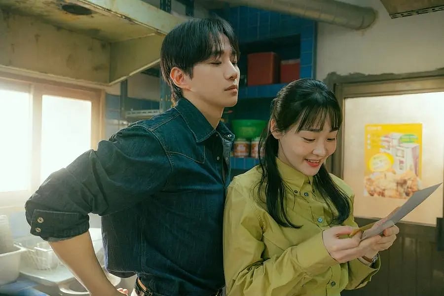 Lee Jun-ho and Kim Min-ha in Typhoon Family.