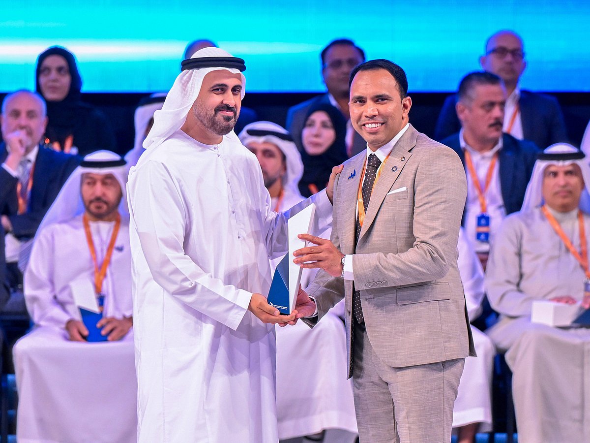 Sheikh Theyab bin Mohamed bin Zayed Al Nahyan presents the Outstanding Workforce Award to Anas Kadiyarakam.