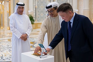 Sheikh Mansour executes 1st-ever direct digital payment