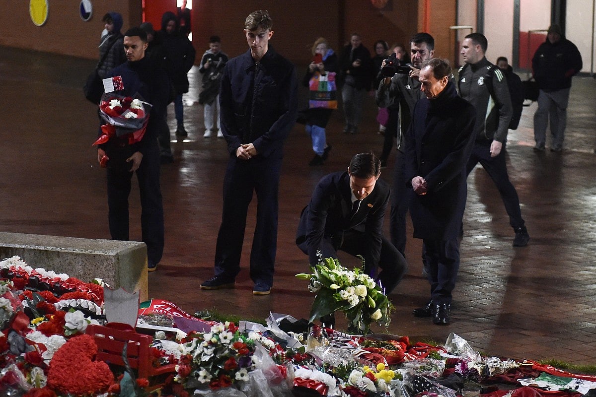 Real Madrid's coach Xabi Alonso (2R) lays a wreath as Trent Alexander-Arnold (L) and Dean Huijsen (2L) and chairman Emilio Butragueno (R) look on at Anfield Stadium in Liverpool on November 3, 2025.