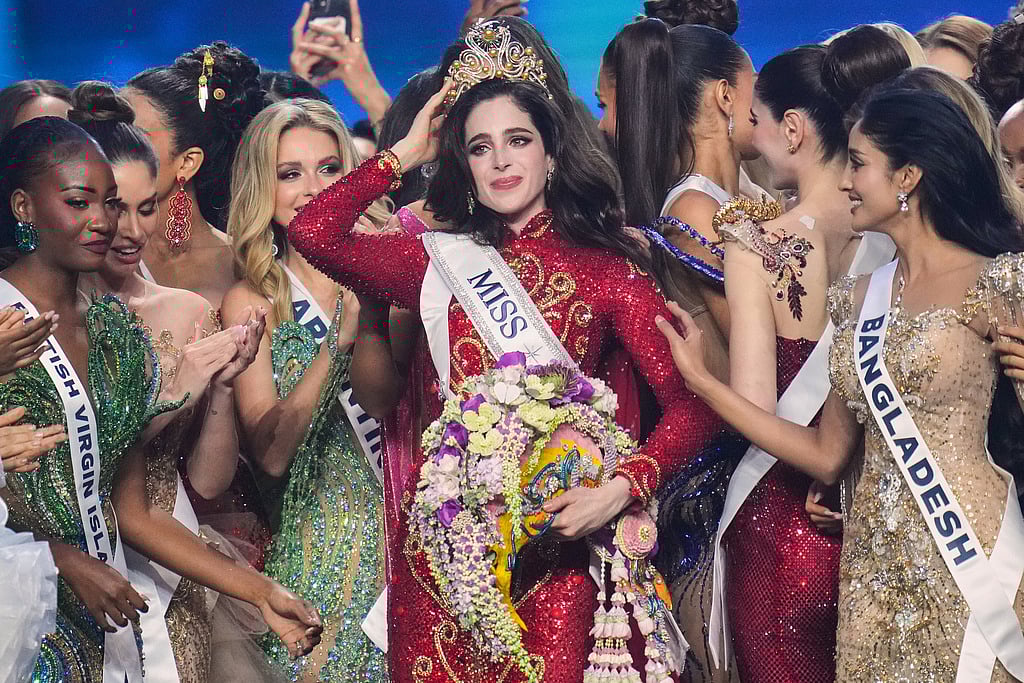 Miss Mexico Fatima Bosch, center, is celebrated by other contesters after winning the 2025 Miss Universe pageant in Nonthaburi, north of Bangkok, Thailand, Friday, Nov. 21, 2025. (AP Photo/Sakchai Lalit)