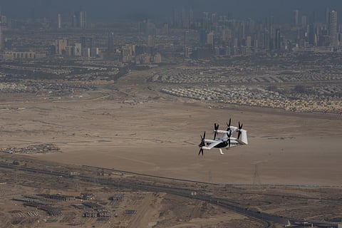 Joby’s air taxi en route from its flight test facility in Margham to Al Maktoum International Airport, marking the first electric air taxi company to conduct a point-to-point flight in the UAE. 