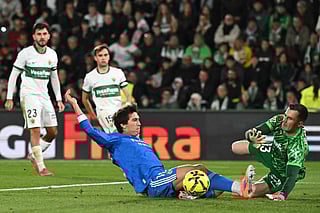 Real Madrid's Spanish forward #16 Gonzalo Garcia and Elche's Spanish goalkeeper #13 Inaki Pena fight for the ball during the Spanish league football match between Elche CF and Real Madrid CF at Martinez Valero Stadium in Elche on November 23, 2025.