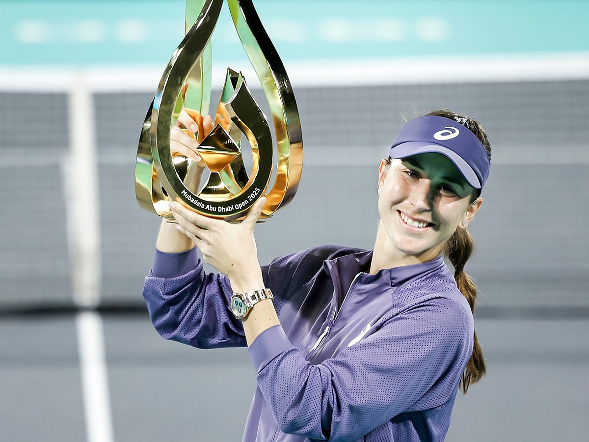 Belinda Bencic with the 2025 Mubadala Abu Dhabi Open trophy