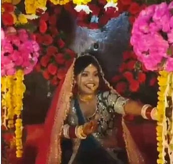 The moment, captured in a viral video, shows bride Tanu, glowing in her bridal attire, seated gracefully in a beautifully decorated carriage as the procession dances its way to the wedding venue
