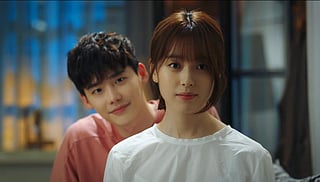 Lee Jong-suk and Han Hyo-joo in W Two Worlds. 