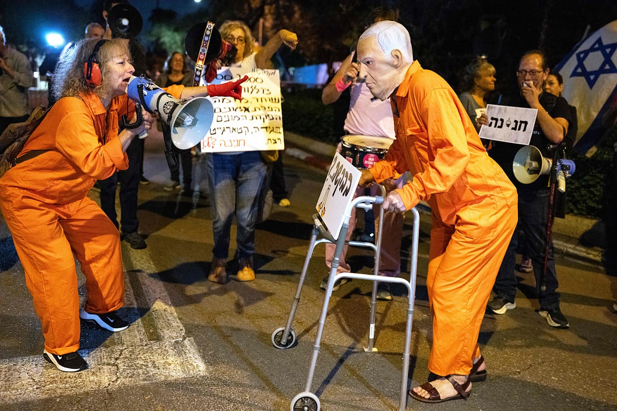 People take part in a protest outside Israeli President Isaac Herzog after Netanyahu sough pardon on November 30.