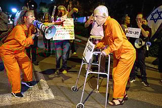 People take part in a protest outside Israeli President Isaac Herzog after Netanyahu sough pardon on November 30.