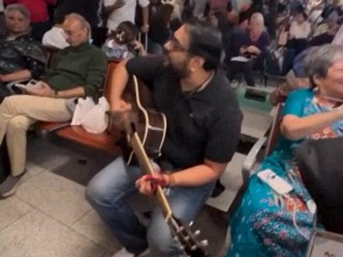 Am Flughafen Mumbai gestrandete IndiGo-Passagiere vereinen mit ihrem „Woh ...