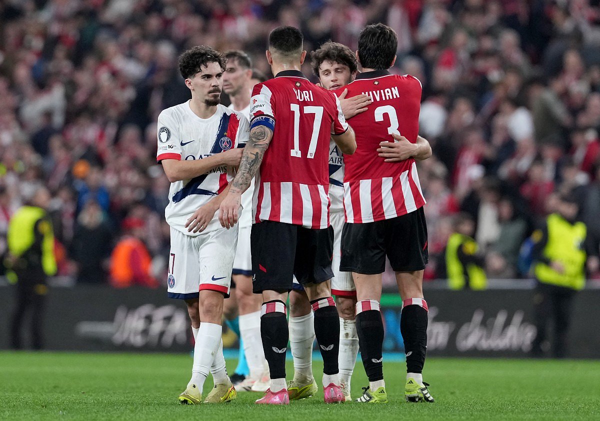 Paris Saint-Germain's Portuguese midfielder #17 Vitinha greets Athletic Bilbao's Spanish defender #17 Yuri Berchiche at the end of the UEFA Champions League league phase day 6 football match between Athletic Club Bilbao and Paris Saint-Germain (PSG) at San Mames Stadium in Bilbao on December 10, 2025.
