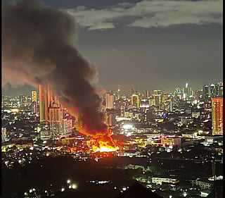 Fire ravages Manila district on Friday, December 12, 2205