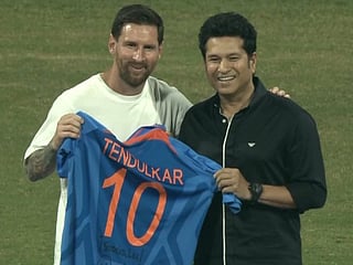 Tendulkar gifts Lionel Messi his iconic No 10 jersey