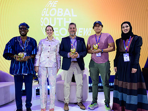 From left: Winners of the Global South Video News Awards with the host of the ceremony - Ernest Dela Aglanu, Mai Maxwell (host), Maxi Jonas, Enrique Ortiz, and Shahd Alabdouli, who accepted the award on behalf of Masoud Al Jarousha