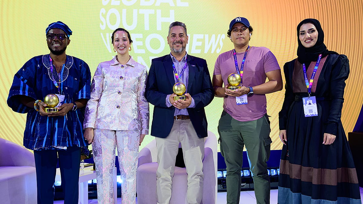 From left: Winners of the Global South Video News Awards with the host of the ceremony - Ernest Dela Aglanu, Mai Maxwell (host), Maxi Jonas, Enrique Ortiz, and Shahd Alabdouli, who accepted the award on behalf of Masoud Al Jarousha