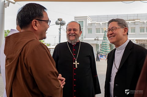 Cardinal Tagle with Fr Lenny Escalada (left), St. Mary's Church's Parish Priest, and Bishop Paolo Martinelli, Apostolic Vicar of Southern Arabia.
