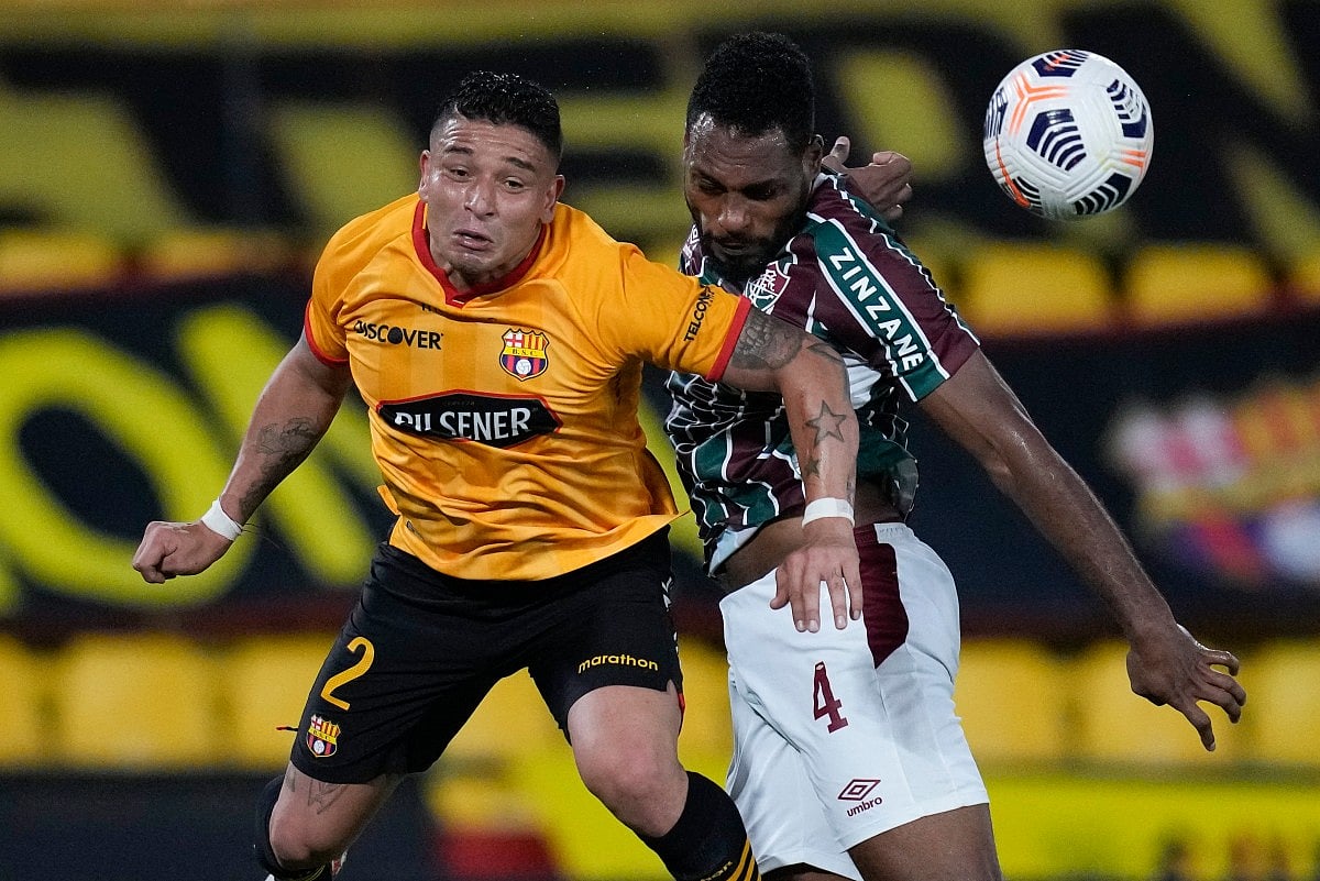 Ecuador's Barcelona Mario Pineida (L) and Brazil's Fluminense Luccas Claro vie for the ball during their Copa Libertadores quarter-finals second leg football match at the Monumental Banco Pichincha stadium in Guayaquil, Ecuador. File photo taken on August 19, 2021.
