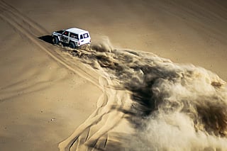 Powerful cars charge up towering dunes, testing drivers’ skill, acceleration and precision in a dramatic desert showdown.