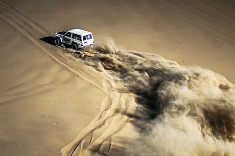 Powerful cars charge up towering dunes, testing drivers’ skill, acceleration and precision in a dramatic desert showdown.