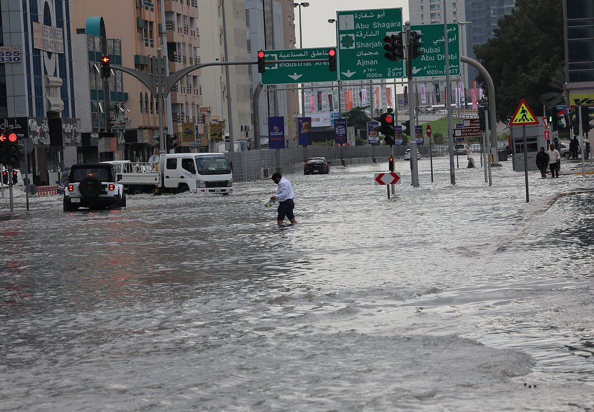 Heavy rain and thunderstorms hit UAE: Flights cancelled, road traffic ...