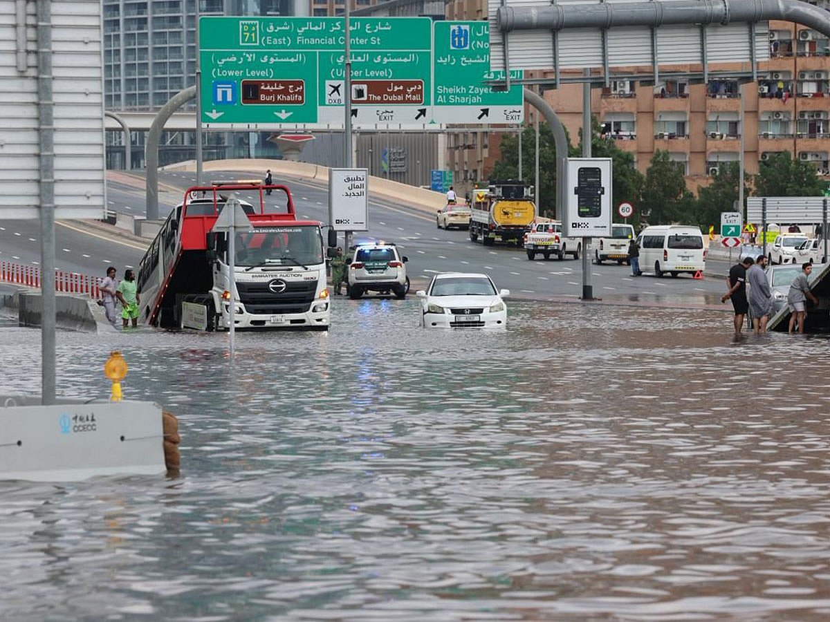 Flooded roads in dubai today (86) 사진