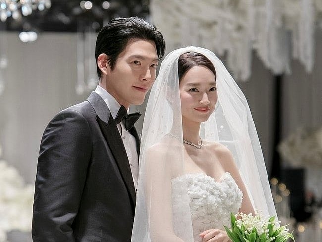 Shin Min-ah accessorised with Louis Vuitton Fine Jewelry, including a diamond necklace boasting over 11 carats — 452 brilliant-cut and 20 navette-cut diamonds