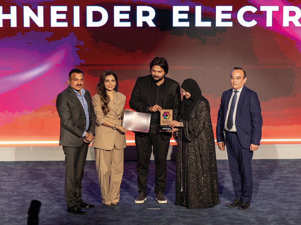 Farrukh Shad, SVP, Head of Sustainability, Asia Pacific, India, Middle East & Africa of Schneider Electric, recieving the award from Chief Guest Dr. Habiba Al Marashi, along with Captain Pradeep Singh of Karma Developers, Vijay Vaghela of Gulf News, and Aparna Bajpai from BeingShe