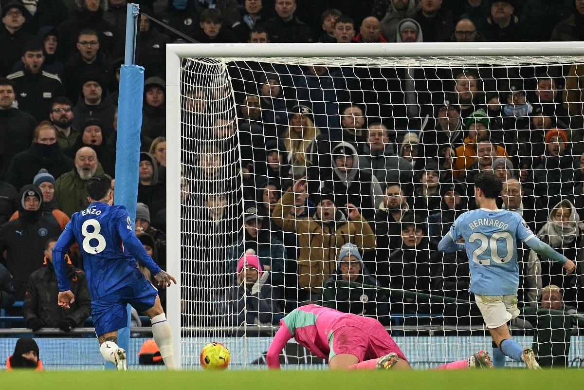 Chelsea's Argentinian midfielder #08 Enzo Fernandez (L) scores their first goal during the English Premier League football match against Manchester City at the Etihad Stadium in Manchester, north west England, on January 4, 2026.