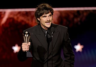 Jacob Elordi, winner of the Best Supporting Actor Award for "Frankenstein", speaks onstage during the 31st Annual Critics Choice Awards at Barker Hangar on January 04, 2026 in Santa Monica, California.