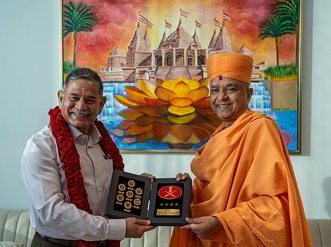 Chief of Indian Army, General Upendra Dwivedi, welcomed by Pujya Brahmavihari Swami, Head of the BAPS Hindu Mandir.