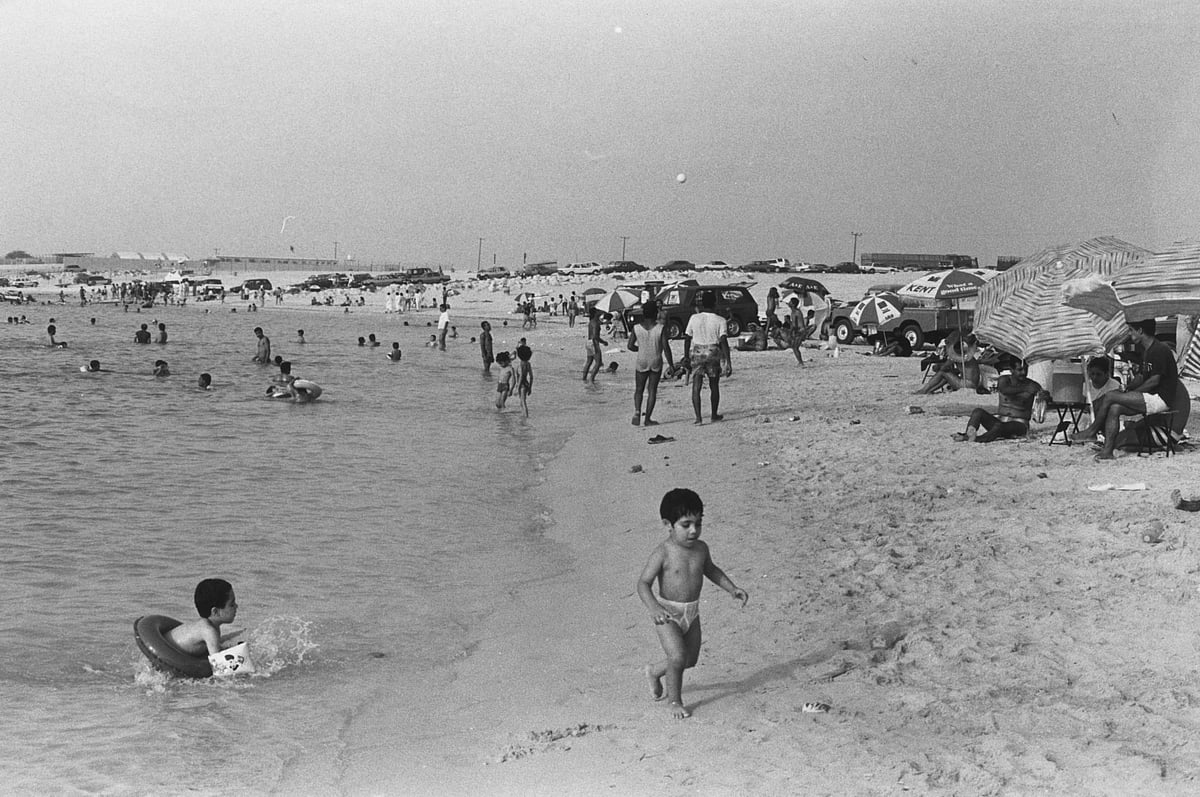 Children swim at Jumeirah Beach in Dubai on June 24, 1989, capturing a carefree summer day along the city’s iconic shoreline.