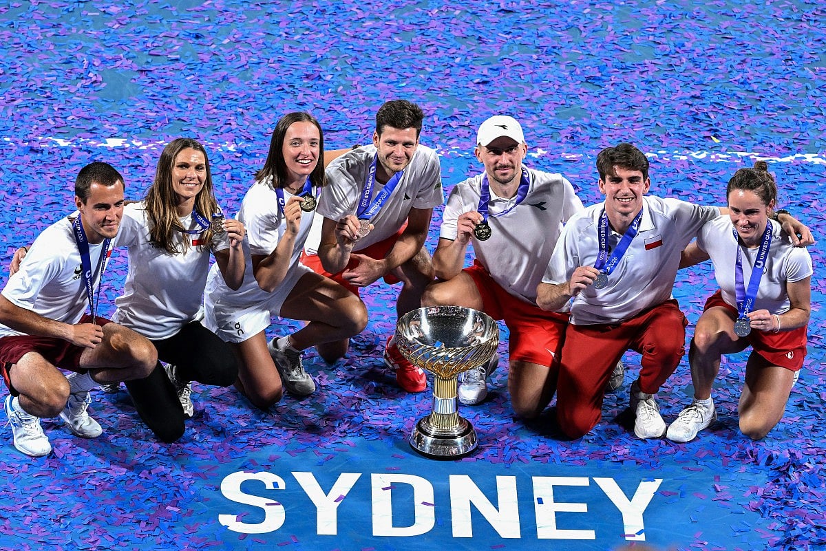 Poland's team celebrates with the winning trophy after clinching the United Cup tennis title in Sydney on January 12, 2026.