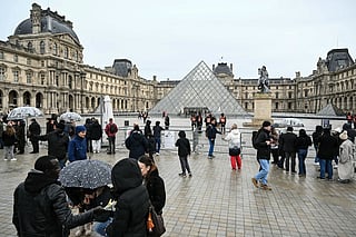 Tourists flock to Louvre despite higher entry fees