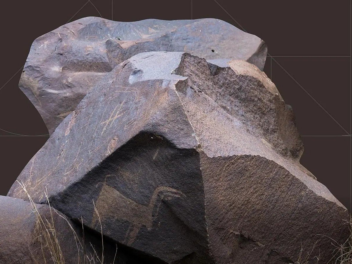 20 rock formations in Soudah show hunters, animals and rare ancient writing.