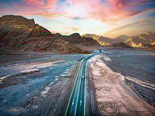 Jebel Jais mountain desert road surrounded by sandstones in Ras Al Khaimah. This is the season when a drive becomes more than a commute, when mountains, desert edges and coastlines start to feel cinematic and inviting.