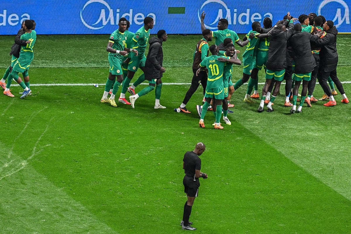 Senegal players celebrate after the Africa Cup of Nations (CAN) final football match between Senegal and Morocco at the Prince Moulay Abdellah Stadium in Rabat on January 18, 2026.