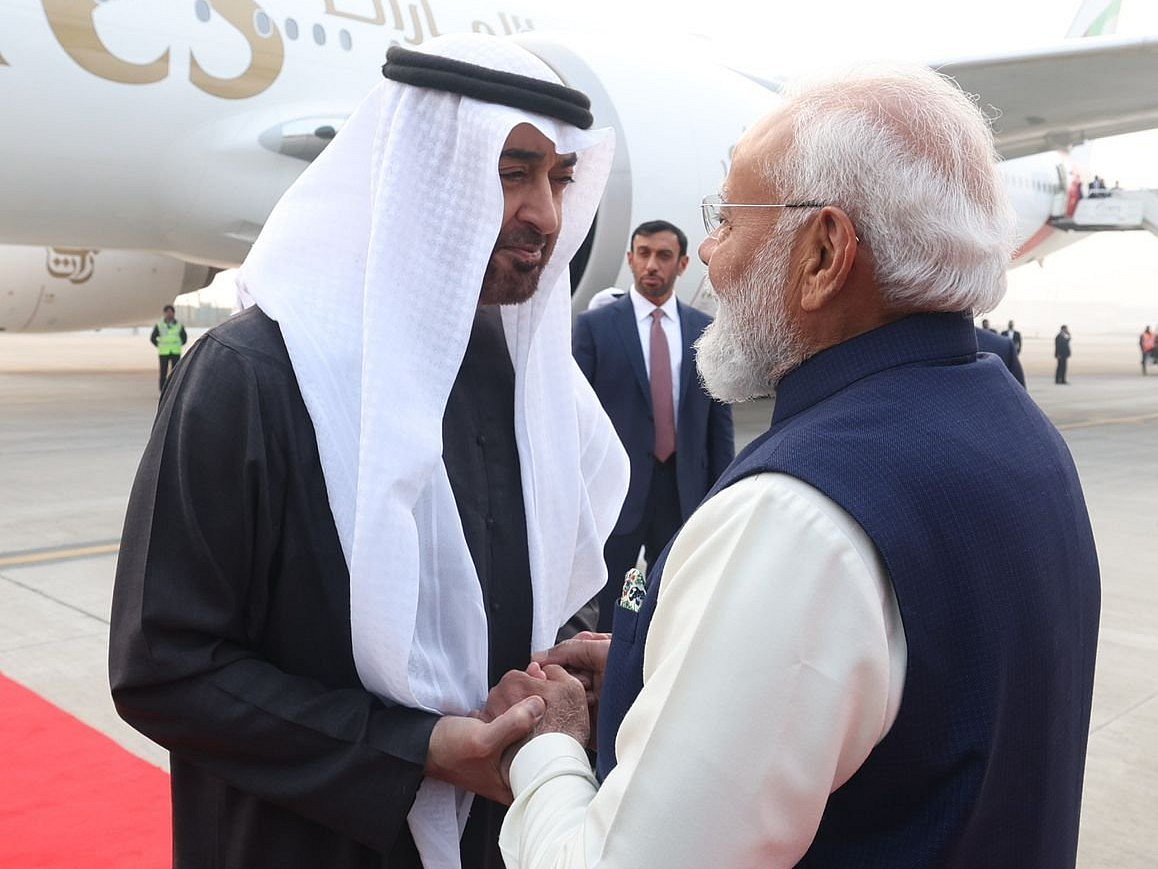 The leaders share a warm bond during the reception at the airport. 