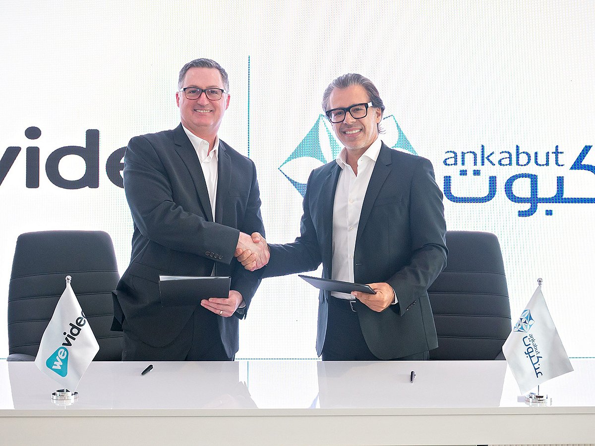 (L-R) Kevin Knight, Chief Executive Officer of WeVideo and Tarek Jundi, Chief Executive Officer of Ankabut shake hands after signing the partnership deal.