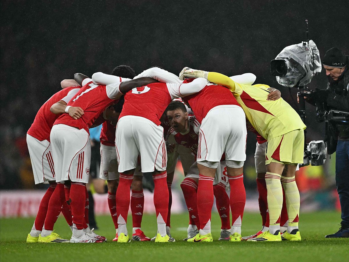 Arsenal players huddle before kick off of the English Premier League football match between Arsenal and Liverpool at the Emirates Stadium in London on January 8, 2026.
