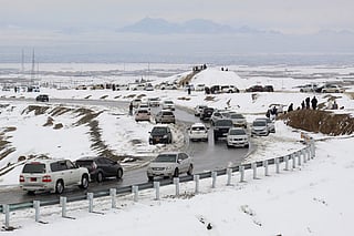 Commuters drive through a snow-covered road near the PakistanAfghanistan border in Chaman on January 22, 2026. 